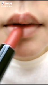 son gấc màu đỏ đất . son gấc được làm từ các nguyên liệu thiên nhiên . 100% ko chì . bền màu .  nhận  hàng e tin chắc chắn rằng các chị sẽ ưng y