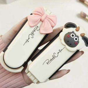 FEELING WELL ป้องกันไฟฟ้าสถิตและไฟฟ้าสถิต ชุดกระจกหวี2 in 1 นมขาว มินิมินิ หวีนวดพร้อมกระจก น่ารักน่ารักๆ การ์ตูนลายการ์ตูน แปรงผมพับได้ เด็กผู้หญิงเด็กๆ