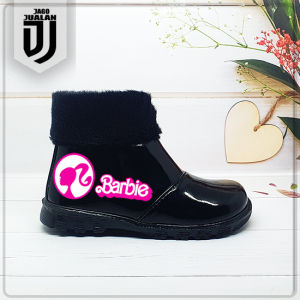 Sepatu Boots BARBIE Anak Perempuan Fashion Modis / Sepatu Boots Resleting Anak Balita Cewek Motif Barbie Cantik / Sepatu Anak Glossy Wanita Boots Kerah Bulu Halus Trendy