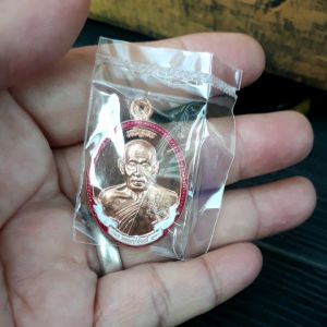 หลวงพ่อพัฒน์ วัดห้วยด้วน เหรียญเจริญพรลงยาขอบชมพูโบว์ขาว no.1595 รับประกันพระแท้ตลอดชีพ