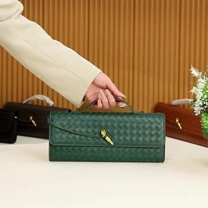 Túi baguette đan thủ công cao cấp phong cách độc đáo túi cầm tay dáng ngang thời trang tinh tế túi dự tiệc túi đeo chéo nữ đa năng.