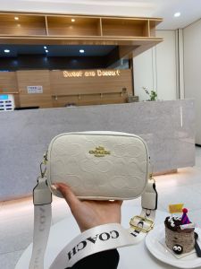 The 2024 new womens dual zipper camera bag is versatile and without friends it is cool fashionable and highly recognizable