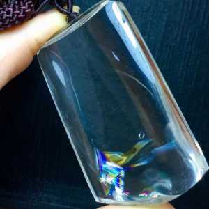 Natural crystal pendant meticulously crafted. The crystal is crystal clear and transparent. Wearing it attracts wealth and ensures safety. It is also accompanied by a national inspection certificate allowing you to purchase with peace of mind.