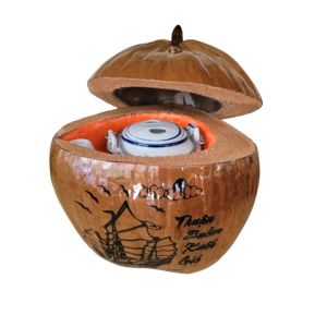 Bộ bình ủ trà trái dừa khắc "Thuận buồm xuôi gió" / Bình trà 04 - 09 lít / Giữ ấm 3 - 6 giờ / Sản phẩm sản xuất thủ công trứ danh xứ dừa Bến Tre