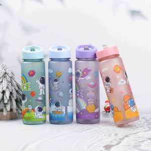 Botol Minum Anak Sedotan Motif Astronot Handle Jinjing Kapasitas 700ml Model Aesthetic