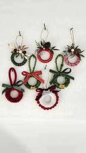 FFBH Handmade Christmas Wreath Pendant Plush with Bell Christmas Wreath Ornament Exquisite with PineconeChristmas Wreath T6H1N