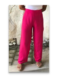 Celana Hw Rayon: Celana Kulot Hw untuk Wanita\\n\\n Apa itu Celana Hw Rayon?\\n\\nCelana Hw Rayon adalah celana yang terbuat dari bahan rayon, yang merupakan serat sintetis yang memiliki tekstur dan kualitas mirip dengan katun. Celana Hw Rayon menjadi populer di kalangan wanita karena kenyamanan dan fleksibilitasnya.\\n\\n Sejarah Celana Hw Rayon\\n\\nCelana Hw Rayon pertama kali diperkenalkan pada tahun 1980-an sebagai alternatif untuk celana jeans yang ketat dan tidak nyaman. Bahan rayon yang digunakan dalam pembuatan celana ini membuatnya lebih ringan dan nyaman dibandingkan dengan bahan lainnya. Selanjutnya, Celana Hw Rayon berkembang menjadi salah satu fashion item yang paling dicari oleh wanita.\\n\\n Material dan Keunggulan Celana Hw Rayon\\n\\nBahan rayon digunakan dalam pembuatan celana Hw Rayon karena sifatnya yang ringan dan mudah menyerap keringat. Selain itu, bahan ini juga memiliki sifat yang lentur dan elastis, sehingga memungkinkan penggunaan celana ini dalam berbagai aktivitas sehari-hari. Keunggulan lain dari celana Hw Rayon adalah mudah dicuci dan tidak mudah kusut.\\n\\n Celana Kulot Hw Rayon Wanita: Fashion Terlaris\\n\\nCelana Kulot Hw Rayon wanita menjadi salah satu fashion item yang paling dicari oleh wanita di seluruh dunia. Model celana ini sangat fleksibel dan cocok digunakan untuk berbagai acara, mulai dari acara santai hingga formal.\\n\\n Kelebihan Celana Kulot Hw Rayon\\n\\nCelana Kulot Hw Rayon memiliki beberapa kelebihan dibandingkan dengan celana lainnya, seperti:\\n\\n- Lebih nyaman dan fleksibel karena bahan rayon yang digunakan.\\n- Tersedia dalam berbagai model dan warna, sehingga dapat disesuaikan dengan selera masing-masing pengguna.\\n- Cocok digunakan untuk berbagai acara, baik santai maupun formal.\\n\\n Cara Memilih Celana Kulot Hw Rayon yang Tepat\\n\\nUntuk memilih celana Kulot Hw Rayon yang tepat, ada beberapa hal yang perlu diperhatikan, seperti:\\n\\n- Ukuran: Pastikan ukuran celana sesuai dengan tubuh Anda.\\n- Model: Pilih model celana yang sesuai dengan selera dan kebutuhan Anda.\\n- Warna: Pilih warna celana yang sesuai dengan selera dan acara yang akan dihadiri.\\n\\n Celana Wanita Termurah: Celana Hw Rayon\\n\\nCelana Hw Rayon juga merupakan salah satu pilihan celana wanita termurah yang tersedia di pasaran. Selain harganya yang terjangkau, kualitas celana ini juga cukup baik dibandingkan dengan harga yang ditawarkan.\\n\\n Perbandingan Harga Celana Hw Rayon dengan Merek Lain\\n\\nHarga celana Hw Rayon biasanya lebih murah dibandingkan dengan merek-merek lainnya, seperti Zara atau H&M. Namun, kualitas celana Hw Rayon tetap dapat bersaing dengan merek-merek tersebut.\\n\\n Tips Memilih Celana Wanita Termurah yang Berkualitas\\n\\nUntuk memilih celana wanita termurah yang berkualitas, ada beberapa hal yang perlu diperhatikan, seperti:\\n\\n- Bahan: Pilih celana yang terbuat dari bahan berkualitas baik.\\n- Model: Pilih model celana yang sesuai dengan selera dan kebutuhan Anda.\\n- Harga: Bandingkan harga celana dari merek-merek yang berbeda untuk mendapatkan harga terbaik.\\n\\n Cara Merawat Celana Hw Rayon\\n\\nUntuk menjaga kualitas dan keawetan celana Hw Rayon, ada beberapa hal yang perlu diperhatikan dalam merawatnya.\\n\\n Tips Membersihkan dan Menyimpan Celana Hw Rayon\\n\\nUntuk membersihkan celana Hw Rayon, gunakan deterjen yang sesuai dan jangan gunakan mesin cuci. Setelah dicuci, gantungkan celana di tempat yang teduh dan jangan direnggangkan. Untuk menyimpan celana, letakkan di tempat yang kering dan jauh dari sinar matahari langsung.\\n\\n Cara Menghindari Kerusakan pada Celana Hw Rayon\\n\\nUntuk menghindari kerusakan pada celana Hw Rayon, hindari menggunakan zat-zat keras seperti sikat atau pemutih. Selain itu, hindari menjemur celana di bawah sinar matahari langsung karena dapat merusak warna dan tekstur bahan.\n}