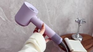 AE Huaqiangbei hair dryer is a high-speed household hair care device that dries quickly is silent and does not damage hair with high power