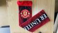 ไปดูบอล ผ้านิ่ม ผ้าพันคอแมนยู ผ้าพันคอMan United ปีศาจแดง อุปกรณ์เชียร์ฟุตบอล ของสะสม 2021 สโมสรฟุตบอล พรีเมียร์ลีก สินค้าแฟนคลับ ขนาด 140x17 ซม.. 