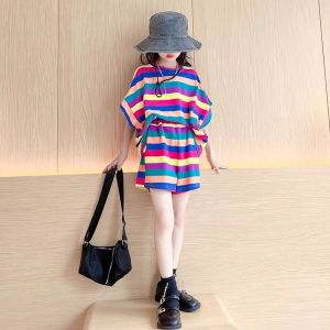 เสื้อยืดแขนสั้นลายขวางสีรุ้งสำหรับเด็กใหม่ชุดสูทแฟชั่นแบบลำลองสำหรับเด็กผู้หญิงฤดูร้อนกางเกงขาสั้น