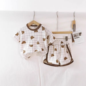 ไอเทมฮอตประจำหน้าร้อนสำหรับเด็ก! ชุดหมีลายสก็อตแขนสั้นลายการ์ตูน ชุดลำลองสองชิ้นผ้าฝ้ายแท้ระบายอากาศได้ดีสำหรับเด็กชายและเด็กหญิง เสื้อคลุมตัวนอกสุดน่ารักสำหรับเด็กทารก【BabyBuddyShop】