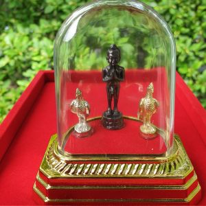 ฐาน ครอบอะคริลิค ไอ้ไข่ เด็กวัดเจดีย์ พร้อมไก่เงินไก่ทอง ชุดตั้งหิ้งบูชา หน้ารถ โต๊ะทำงาน ขนาด สูง10cm. กว้าง9cm. หนา7cm.