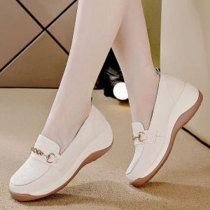 Women’s shoes are comfortable and breathable with a soft sole available in sizes 36–40. Made of rubber they’re easy to match with outfits and suitable as slip-on shoes for middle-aged and older adults.