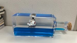 One Piece Graduation gift Unsinkable Ship Fluid Drift Floating Boat Bottle Desktop Ornaments