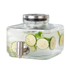 Clear Water Pitcher With Nonrust Steel Lid And Convenient Spouts Design Party Water Jugs with Spigot