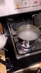 สูตรแห้งต้นตำหรับก๋วยเตี๋ยวเรือแห้งแห้งต่อปาก เจ้าดังพัทยา ก๋วยเตี๋ยวสำเร็จรูป พร้อมปรุง ซอสเข้มข้น อร่อย เส้นเหนียวนุ่ม 3ห่อ 100.-