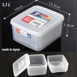 Hộp nhựa đựng thực phẩm của Nhật 1L1 có vạch chia mililit có rổ lưới nắp dẻo. 15x134x77cm. K109