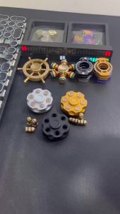 New luminous fingertip spinner left-hand wheel brass-aluminum alloy finger spinner metal glowing rotating toy black technology