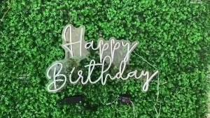 ป้ายไฟนีออนอะคริลิค LED แบบกำหนดเอง NO MO สำหรับตกแต่งงานวันเกิดและงานปาร์ตี้กลางแจ้ง