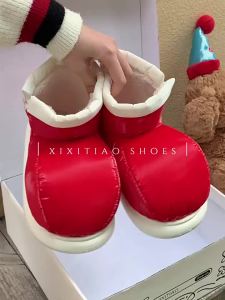 รองเท้าบู๊ตหิมะกันน้ำสีแดงสดใสไม่ลื่นสไตล์สตรีทสำหรับผู้หญิงและเด็ก รองเท้าบู๊ตสั้นกลางแจ้งบุขนใหม่สำหรับฤดูหนาว