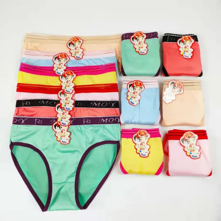 Oq panties oyoqlari yoyilgan