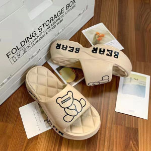 KDAShop พร้อมส่ง รองเท้าแตะสวมแฟชั่น แต่งลายน้องหมีสุดน่ารัก แบ๊วกรุบ เสริมส้นเพิ่มความปัง พื้นยางนิ่มยืดหยุ่น น้ำหนักเบา ไม่มีไม่ได้แล้วสาวๆ