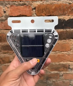 đèn cảnh báo ô tô dùng pin năng lượng mặt trời- đèn LED siêu sáng  chống nước  chống bụi .