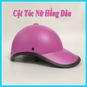 Mũ bảo hiểm xe máy kiểu dáng mũ lưỡi trai dành cho nữ với lỗ buộc tóc ở phía sau.