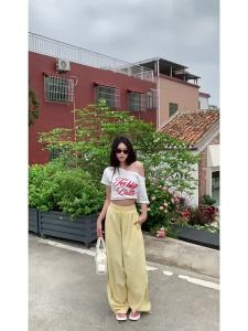 ขายาวลายทางสีเหลืองสำหรับผู้หญิง สไตล์ฤดูร้อนบางเบา ขนาดเล็ก ผ้าคลุมตัว หลวม แห้งเร็ว กางเกงขาบาน