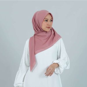 HIJAB DEENAY LIZA CHERY RED SEWING  JAHIT TEPI  DAN PIN PLAT D DALAM SATU HIJAB DEENAY