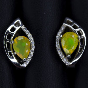 ต่างหูพลอยมรกตโคลัมเบีย 92.5% Emerald ตัวเรือนเงินแท้ พิเศษ คุณสมบัติชูบทองคำ บ่าข้างประดับ เพชรCZ จากประเทศรัสเชีย