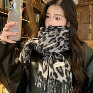 NOBLELUX Imitation Cashmere Leopard Scarf Thickened Windproof Winter Scarf Vintage Style Lightweight Cashmere Scarf Women