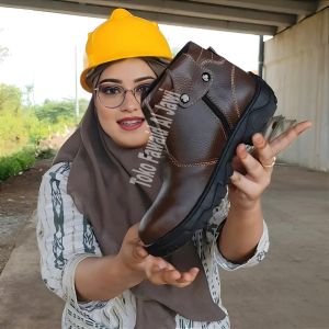 Sepatu Safety Pria Wanita Kulit Sapi Ujung Besi Pelindung Kaki Proyek Pabrik PLTU PLN Mekanik Pertamina Sol Karet Anti Slip Tahan Air Minyak Solar Oli Resleting