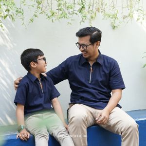 Baju Kemeja Koko Couple Ayah dan Anak Laki Laki Usia 1 Sampai 12 Tahun Cowok Pria Dewasa Atasan Zipper Lengan Pendek Terbaru Casual Khan Series Fadsan