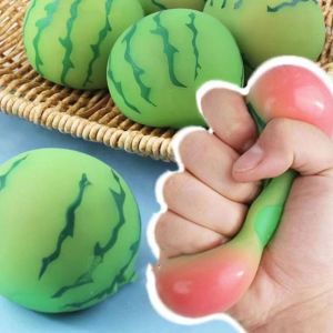 PUZHE ของเล่นฟิตเจต ลูกแตงโมบีบ ของเล่นทางประสาทสัมผัส แตงโมมินิ เคล็ดลับของเล่นแตงโม ลูกบอลระบายสีแดง รีบาวด์อย่างรวดเร็ว ของเล่นเด็กเล่น