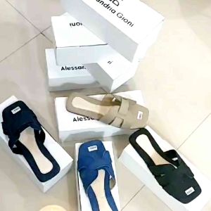 ALANA- Sendal Fashion Kokop Alessa By Alessandria Gioni\\n\\n Desain Sendal Nyaman & Elegan\\n\\nSandals Verotino 8352 adalah sepatu yang nyaman dan elegan, dirancang oleh Alessandria Gioni. Desain sendal ini menampilkan kombinasi antara kenyamanan dan gaya, sehingga sangat cocok untuk berbagai acara. Sendal ini merupakan pilihan ideal bagi wanita yang mencari sepatu yang tidak hanya nyaman tetapi juga menarik perhatian.\\n\\n Desain Sendal Alessandria Gioni\\n\\nSendal Verotino 8352 dirancang oleh Alessandria Gioni, seorang desainer sepatu profesional yang telah memenangkan beberapa penghargaan dalam industri fesyen. Desain sendal ini mencerminkan gaya dan kreativitas Alessandria, serta menawarkan kenyamanan maksimal bagi penggunanya.\\n\\n Sendal Cocok Untuk Acara\\n\\nSendal Verotino 8352 cocok digunakan untuk berbagai acara, mulai dari acara santai hingga acara formal. Desainnya yang elegan dan modis membuat sendal ini menjadi pilihan ideal bagi wanita yang mencari sepatu yang sesuai dengan berbagai gaya dan acara.\\n\\n Sendal Fashion Wanita\\n\\nSendal Verotino 8352 adalah sepatu fashion wanita yang dirancang untuk memberikan kenyamanan maksimal bagi penggunanya. Dengan desain yang modis dan elegan, sendal ini menjadi pilihan ideal bagi wanita yang mencari sepatu yang sesuai dengan gaya dan kebutuhan mereka.\\n\\n Spesifikasi & Detail Produk\\n\\n Ukuran & Bahan\\n\\nSendal Verotino 8352 tersedia dalam ukuran 37 hingga 41, dengan panjang outsole sebagai berikut:\\n\\n- 37 : 23.5 cm\\n- 38 : 24 cm\\n- 39 : 24.5 cm\\n- 40 : 25 cm\\n- 41 : 25.5 cm\\n\\nSendal ini terbuat dari bahan Jelly shoes terbaik, yang memberikan kenyamanan maksimal bagi penggunanya.\\n\\n Warna & Varian\\n\\nSendal Verotino 8352 tersedia dalam warna hitam khusus. Namun, untuk warna lainnya, silakan cek di platform iklan lainnya.\\n\\n Harga & Pemesanan\\n\\nHarga sendal Verotino 8352 sangat terjangkau, dan dapat dipesan di Toko Lazada GTS Fashions. GTS Fashions berkomitmen untuk memberikan pelayanan terbaik kepada pelanggan mereka.\\n\\n Mengapa Memilih GTS Fashions?\\n\\n Pelayanan Terbaik\\n\\nGTS Fashions adalah agen grosir dan stockist sepatu import untuk wilayah Jawa Barat yang berkomitmen untuk memberikan pelayanan terbaik kepada pelanggan mereka. Dengan komitmen ini, GTS Fashions menjamin bahwa pelanggan mereka akan mendapatkan produk berkualitas tinggi dan pelayanan yang memuaskan.\\n\\n Kualitas Terjamin\\n\\nGTS Fashions menjamin kualitas produk mereka, termasuk sendal Verotino 8352. Dengan bahan Jelly shoes terbaik dan desain yang elegan, sendal ini menawarkan kenyamanan maksimal bagi penggunanya.\\n\\n Pengiriman Cepat\\n\\nGTS Fashions menjamin pengiriman cepat kepada pelanggan mereka. Dengan sistem pengiriman yang efisien, GTS Fashions dapat mengirimkan produk kepada pelanggan mereka dengan cepat dan tepat waktu.\\n\\nSelamat berbelanja di Toko Lazada GTS Fashions!\"