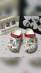 crocs New Snoopy parent-child cartoon clogs cute and lightweight beach sandals non-slip breathable slippers for boys and girls