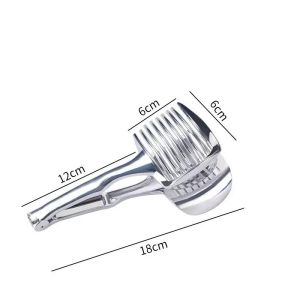 Dụng cụ cắt lát thực phẩm bằng kim loại tiện lợi.