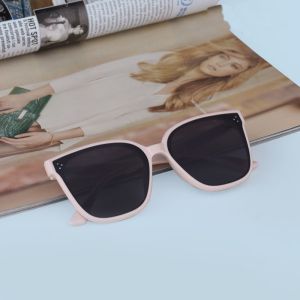 COD  Korean Design Retro Mata Kucing Kacamata Hitam Wanita Sunglasses KM01