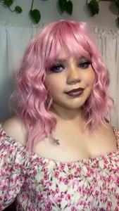 วิกผมสีชมพูหยักมีหน้าม้า วิกผมบ็อบสั้นสำหรับผู้หญิง วิกผมสังเคราะห์หยิก เหมาะสำหรับการใช้ในชีวิตประจำวันของสาวๆ วิกผมสีสันสดใส (35.56  ซม.  สีชมพู )