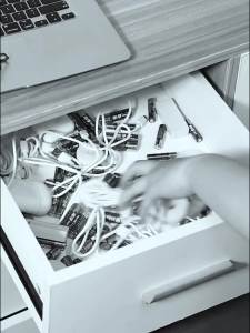 电池数据线收纳盒桌面整理分格电线手机充电线电源收纳神器理线器Bateri kabel data kotak storan susunan desktop wayar grid kabel pengecasan telefon bimbit bekalan kuasa artifak storan pengurus kabel