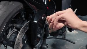 2021-2025 สำหรับ Trident 660 Daytona 660 Tiger Sport 660 800 สปูลสวิงอาร์มมอเตอร์ไซค์ สกรูขาตั้ง สปินเดิลหลัง สไลเดอร์แพดด็อก