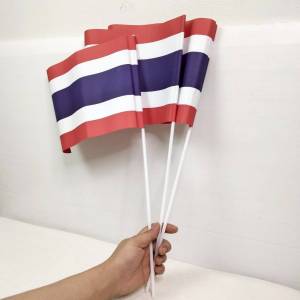 ธงชาติไทยพร้อมเสา แพ็ค 12 ชิ้น ขนาด ยาว 23ซม. กว้าง 20ซม. ธงชาติกระดาษ ธงชาติไทยโบก