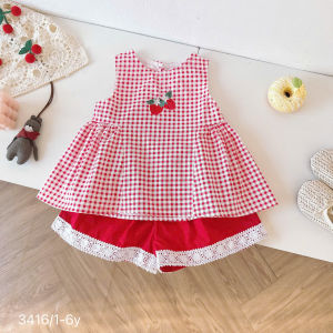 Set bộ bé gái caro đỏ họa tiết dâu tây – áo sát nách xòe kèm quần ren mềm thời trang – Tết cho bé 1–6 tuổi
