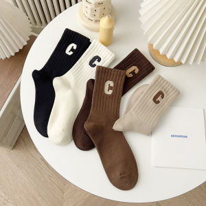 ถูกตั้ง ถุงเท้าผ้าฝ้ายผู้หญิง ถุงเท้ากลางน่องสีทึบ พิมพ์ตัวอักษรแถบแนวตั้ง ถูกแบบและหลากหลาย พิเศษผู้หญิง