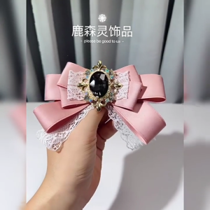 โบว์ริบบิ้นลูกไม้ของผู้หญิงประดับพลอยเทียมเน้นชุดออกงานกลางคืนหูกระต่ายผูกสำเร็จรูปหมุดเข็มกลัดเนคไทคลิปคอร์เซจ