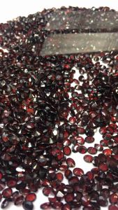 รูปไข่ 5x4 พลอยโกเมนสีแดงธรรมชาติแท้ 100% ไม่ผ่านการเผา 5x4 oval shape 100% natural red garnet loose gemstone