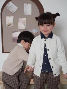 2025 ฤดูใบไม้ผลิและฤดูใบไม้ร่วง เสื้อผ้าเด็ก คอวี สีพื้น เสื้อคาร์ดิแกนถักสำหรับเด็ก แจ็คเก็ตแขนยาวสำหรับเด็กชายและเด็กหญิงที่ทำจากเส้นด้ายฝ้ายอเนกประสงค์