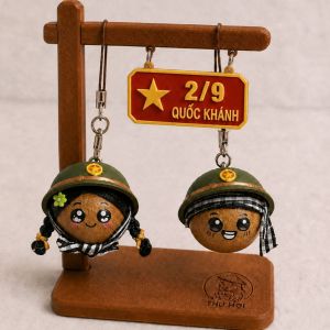 Bộ Đôi Móc Khóa Sáp Thơm Út Nhãn - Anh Hai Phiên Bản 2/9 Kèm Kệ Treo