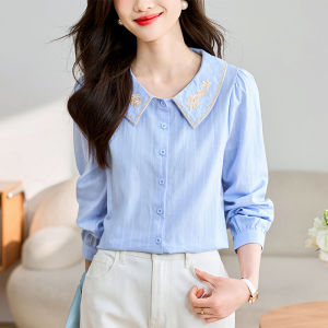 AMMIN เสื้อเบลาส์แขนยาวแบบเย็บปักผ้าฝ้ายฝรั่งเศสสำหรับผู้หญิงเสื้อเบลาส์สุดชิคคอตุ๊กตาปักลายดอกไม้สไตล์เกาหลี2024ฤดูใบไม้ผลิ